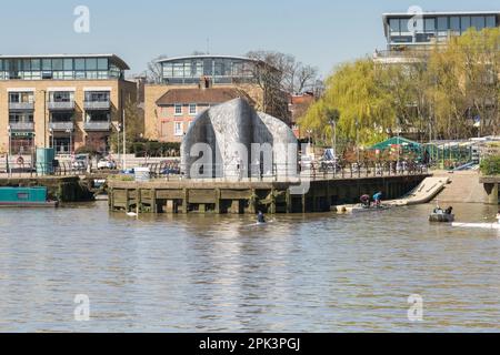 Sculpture de Simon Packard sur la « liquidité » à Ferry point, Brentford, Middlesex, Angleterre, Royaume-Uni Banque D'Images