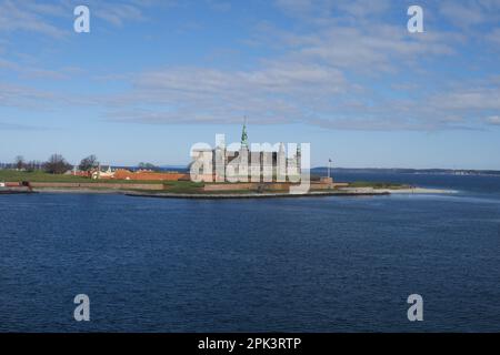 Helingor /Danemark/05 avril 2023/ Château de Kronborg le plus célèbre château de Denamrk Hrlmrt casdtle dans la ville de habour, vue sur Helingborg Seden (photo.Francis Joseph Dean/Dean Pictures) Banque D'Images