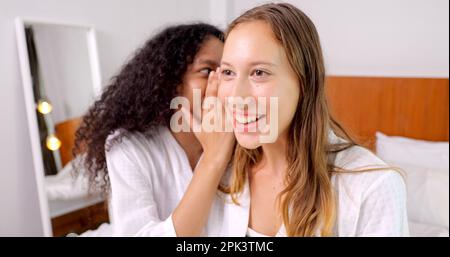 Diverses femmes proches amis partageant des secrets, deux femmes qui commet des potins chez elles Banque D'Images