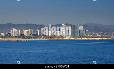 Les tours de la région de Diagonal Mar vu d'un bateau de Las Golondrinas (Barcelone, Catalogne, Espagne) ESP: Las torres de la zona de Diagonal Mar Banque D'Images