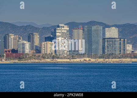 Les tours de la région de Diagonal Mar vu d'un bateau de Las Golondrinas (Barcelone, Catalogne, Espagne) ESP: Las torres de la zona de Diagonal Mar Banque D'Images