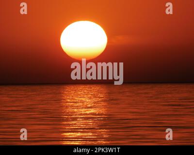 Coucher de soleil sur la mer Caspienne. Mois de septembre. Banque D'Images