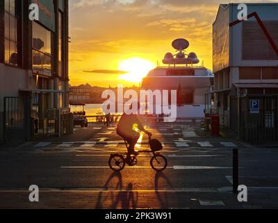 Biker au port au coucher du soleil. Barcelone, Catalogne, Espagne. Banque D'Images