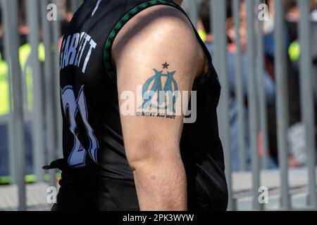 Marseille, Bouches-du-Rhône, France. 28th mars 2023. Un homme avec un tatouage du club de football Olympique de Marseille lors de la manifestation sur la réforme des retraites à Marseille. Le dixième jour de mobilisation nationale contre la réforme des retraites a rassemblé entre 180 000 personnes selon les syndicats et 11 000 pour la police à Marseille. (Credit image: © Laurent Coust/SOPA Images via ZUMA Press Wire) USAGE ÉDITORIAL SEULEMENT! Non destiné À un usage commercial ! Banque D'Images