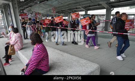 Près de 80 manifestants, portant des badges numérotés autour de leur cou, participent à un rassemblement contre d'autres projets de remise en état de Tseung Kwan O et d'installations publiques « nocives » alors que le gouvernement prévoit de construire six installations publiques, dont une usine de béton et une station de traitement des ordures, à proximité de leur quartier. C'est la première manifestation autorisée à Hong Kong depuis trois ans. 26MAR23 SCMP / Elson Li Banque D'Images