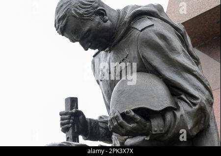 ALLEMAGNE, ancien Berlin-est, Treptow, mémorial soviétique de la seconde guerre mondiale et cimetière des soldats avec 7000 tombes de soldats russes de l'Armée rouge dans le parc de Treptower, construit 1946-49, soldat agenouillé avec arme à feu et statue de casque, culte de héros Banque D'Images