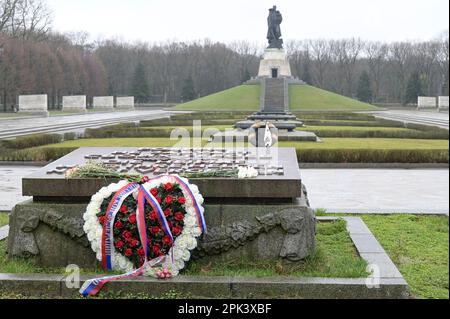 ALLEMAGNE, ancien Berlin-est, Treptow, mémorial soviétique de la seconde Guerre mondiale et cimetière des soldats avec 7000 tombes de soldats russes de l'Armée rouge dans le parc de Treptower, construit 1946-49, couronne de coeur de fleur avec drapeau russe, culte de héros par la Russie Banque D'Images