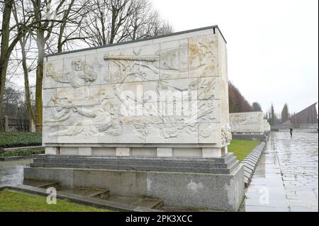 ALLEMAGNE, ancien Berlin-est, Treptow, mémorial de la Seconde guerre mondiale soviétique et cimetière militaire avec 7000 tombes dans le parc de Treptower, construit en 1946-49 / DEUTSCHLAND, Berlin, Treptower Park, sowjetissiches Ehrenmal und Soldatenfriedhof der Rote Armee im Zweiten Weltkrieg Banque D'Images