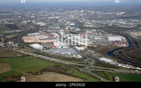 Vue aérienne de l'industrie sur le côté sud-est de Leeds en regardant depuis J44 de l'autoroute M1 à travers Stourton vers la ville au loin Banque D'Images