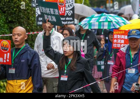 Près de 80 manifestants, portant des badges numérotés autour de leur cou, participent à un rassemblement contre d'autres projets de remise en état de Tseung Kwan O et d'installations publiques « nocives » alors que le gouvernement prévoit de construire six installations publiques, dont une usine de béton et une station de traitement des ordures, à proximité de leur quartier. C'est la première manifestation autorisée à Hong Kong depuis trois ans. 26MAR23 SCMP / Elson Li Banque D'Images