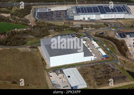 Vue aérienne de l'entrepôt frigorifique de NewCold et d'Amazon DSA6 Wakefield, à Stanley, Wakefield, West Yorkshire Banque D'Images