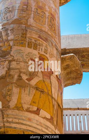 Piliers de la Grande salle Hypostyle au temple Karnak, Louxor, Égypte, Afrique du Nord-est Banque D'Images