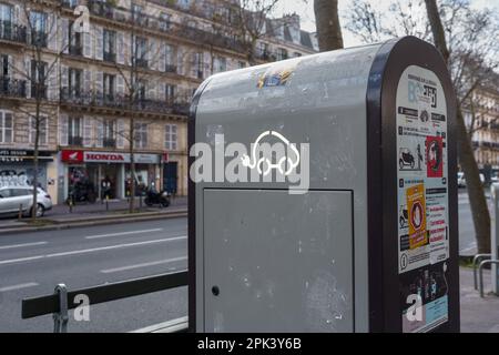 Station de charge de véhicule électrique de Belib à côté d'une route à Paris, France. 24 mars 2023. Banque D'Images