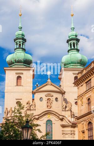 Art baroque et architecture à Prague. Église Saint-Havel du 18th siècle avec deux clochers à dôme d'oignon Banque D'Images