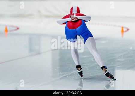 patineuses de derrière en compétition de patinage de vitesse, jeux de sports d'hiver Banque D'Images