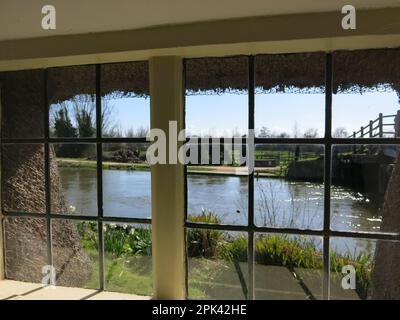 Vue de l'intérieur de Bridge Cottage regardant à travers les fenêtres à la rivière Stour et le magnifique paysage Suffolk de Constable Country. Banque D'Images