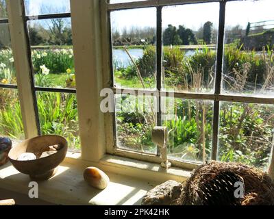 Vue de l'intérieur de Bridge Cottage regardant à travers les fenêtres à la rivière Stour et le magnifique paysage Suffolk de Constable Country. Banque D'Images