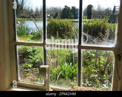 Vue de l'intérieur de Bridge Cottage regardant à travers les fenêtres à la rivière Stour et le magnifique paysage Suffolk de Constable Country. Banque D'Images