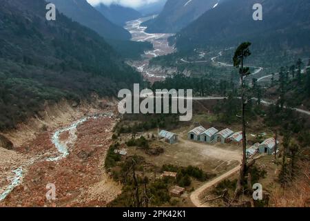 Rivière Lachung qui traverse la vallée de Yumthang ou le sanctuaire de la vallée de Sikkim des fleurs, montagnes de l'Himalaya au nord de Sikkim, Inde.Vallée des fleurs. Banque D'Images