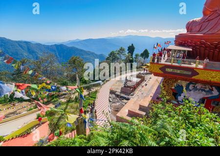 Vue latérale de la statue sainte de Guru Padmasambhava ou né d'un lotus, Guru Rinpoché, était un maître bouddhiste indien tantrique Vajra qui enseignait Vajrayana Banque D'Images