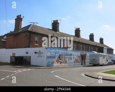 Commandée par la Harwich Society, la fresque sur le mur des maisons en terrasse de Wellington Road raconte l'histoire maritime et le patrimoine de la ville Banque D'Images