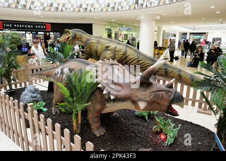 Grands dinosaures robots animés dans le centre de Derbion pendant la pause scolaire de Pâques en avril 2023 Banque D'Images