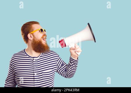 Drôle barbu gros homme en chemise de marin fait des annonces fortes sur fond bleu clair pastel. Banque D'Images