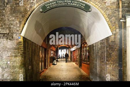 Londres, Royaume-Uni - 01 février 2019: Vieux tunnel de mur de brique menant à la rue principale de Borough Market - célèbre markethall dans Southwark, un de Banque D'Images