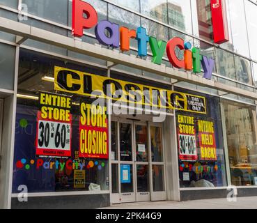 Un magasin de Party City à Herald Square, à New York, annonce sa fermeture imminente mercredi, à 22 mars 2023. Party City a déposé une demande de protection contre les faillites en janvier 11 et a annoncé qu'elle fermera 22 magasins. (© Richard B. Levine) Banque D'Images