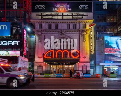 L'AMC Empire 25 Cinemas à Times Square à New York mercredi, 29 mars 2023. Amazon semble être intéressant dans l'acquisition de la chaîne de cinéma AMC. (© Richard B. Levine) Banque D'Images