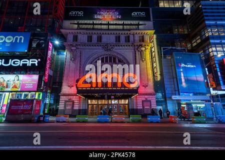 L'AMC Empire 25 Cinemas à Times Square à New York mercredi, 29 mars 2023. Amazon semble être intéressant dans l'acquisition de la chaîne de cinéma AMC. (© Richard B. Levine) Banque D'Images