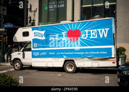 Les membres de la communauté Lubavitcher Mitzvah Tank, dans le quartier de Hudson yards à New York, jeudi, 30 mars 2023. La secte Lubavitcher de l'Hasidim, les adorateurs juifs ultra-orthodoxes, fait la sensibilisation aux membres lappés de la foi juive. La Pâque commence la soirée de mercredi, 5 avril. (© Richard B. Levine) Banque D'Images