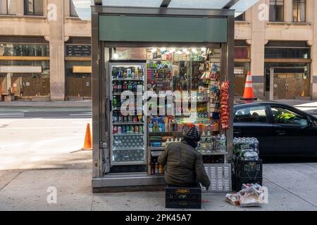 Un employé a mis en stock son kiosque à journaux dans le centre-ville de Manhattan, à New York, dimanche, à 2 avril 2023. (© Richard B. Levine) Banque D'Images