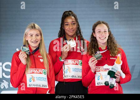 Adrianna Sulek, de Pologne, Nafissatou Thiam et Noor Vidts, de Belgique remise de médailles pour le pentathlon féminin au CH européen d'athlétisme intérieur Banque D'Images