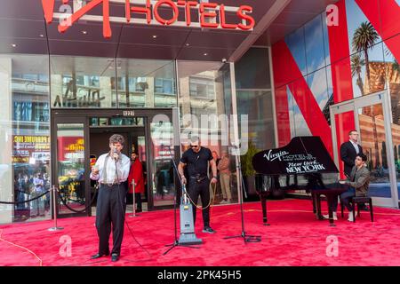 Colton Ryan, de la comédie musicale de Broadway « New York, New York », répète en tant qu'ouvrier le tapis rouge lors de l'ouverture officielle de l'hôtel Virgin de New York dans le quartier de Nomad, mardi, 4 avril 2023. (© Richard B. Levine) Banque D'Images