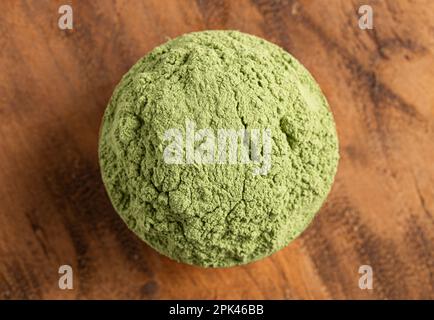Bol de poudre de chou vert sur un comptoir en bois Banque D'Images