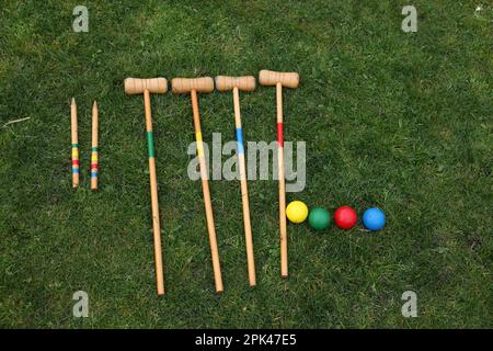 Ensemble d'équipement de croquet sur herbe verte, plat Banque D'Images