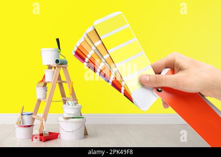 Décoration contenant des échantillons de palette de couleurs dans la pièce avec mur peint, gros plan. Rénovation intérieure Banque D'Images