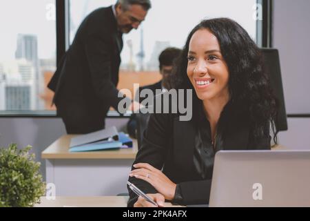 Portrait femme d'affaires dans le bureau moderne parmi les gens d'affaires Banque D'Images