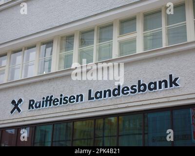 Linz, Autriche - 6 août 2022 : façade avec logo de Raiffeisen Bank est l'un des plus grands groupes bancaires autrichiens, la banque coopérative. En plus de au Banque D'Images