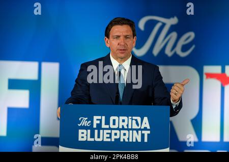 Le gouverneur Ron DeSantis (républicain de la Floride) fait des remarques sur âAnd à la République: La Floride Blueprintâ au berceau du Musée de l'aviation à Garden City, New York, sur 1 avril 2023. Dans ses remarques, DeSantis a commenté l'inculpation de l'ancien président américain Donald J. Trump par le Grand jury de Manhattan. Crédit: John Roca/John Roca Photographie via CNP Banque D'Images