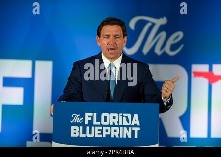 Le gouverneur Ron DeSantis (républicain de la Floride) fait des remarques sur âAnd à la République: La Floride Blueprintâ au berceau du Musée de l'aviation à Garden City, New York, sur 1 avril 2023. Dans ses remarques, DeSantis a commenté l'inculpation de l'ancien président américain Donald J. Trump par le Grand jury de Manhattan. Crédit: John Roca/John Roca Photographie via CNP Banque D'Images