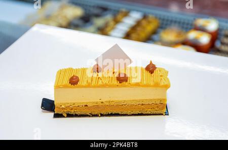 Gâteaux au chocolat exposés dans une confiserie en France. Banque D'Images