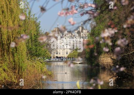 Soleil de printemps pour les vacances de Pâques à St James's Park, en regardant de l'autre côté du lac vers Horse Guards Parade et l'Amirauté, centre de Londres, Royaume-Uni Banque D'Images