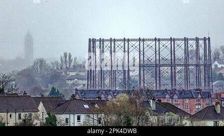 Glasgow, Écosse, Royaume-Uni 5th avril 2023. Météo au Royaume-Uni: Humide et brumeux a vu la ville disparaître derrière les monuments locaux au milieu des averses d'avril.le gasometer à kelvindale derrière les sous-sols du temple avec le fantôme de l'hôpital de Ruchill victorian Water Tower dans la distance.r crédit Gerard Ferry/Alamy Live News Banque D'Images