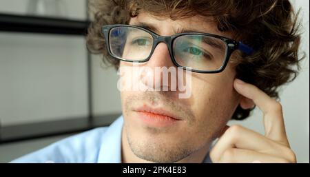 Jeune homme indépendant avec lunettes travaillant à la maison Banque D'Images