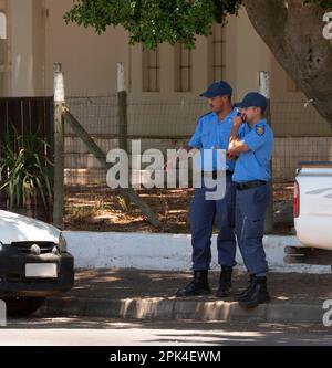 Afrique du Sud. 2023. Agents de la circulation en uniforme en conversation au sujet d'un véhicule stationné dans une rue dans le Cap occidental. Banque D'Images