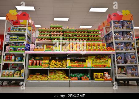 Albuquerque, États-Unis. 05th avril 2023. Les friandises de Pâques sont exposées dans un magasin Target de 5 avril 2023 à Albuquerque, au Nouveau-Mexique. Un rapport du service de livraison d'épicerie Instacart a récemment révélé les dix bonbons de Pâques les plus populaires de 2022 avec le Reese's Peanut Butter Egg en tête de liste. (Photo de Sam Wasson/Sipa USA) crédit: SIPA USA/Alay Live News Banque D'Images