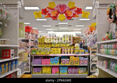 Albuquerque, États-Unis. 05th avril 2023. Les friandises de Pâques sont exposées dans un magasin Target de 5 avril 2023 à Albuquerque, au Nouveau-Mexique. Un rapport du service de livraison d'épicerie Instacart a récemment révélé les dix bonbons de Pâques les plus populaires de 2022 avec le Reese's Peanut Butter Egg en tête de liste. (Photo de Sam Wasson/Sipa USA) crédit: SIPA USA/Alay Live News Banque D'Images