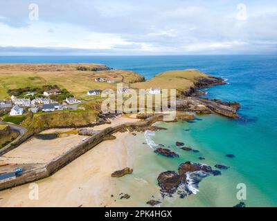 Vue aérienne par drone du port de Ness sur l'île de Lewis dans les Hébrides extérieures Banque D'Images